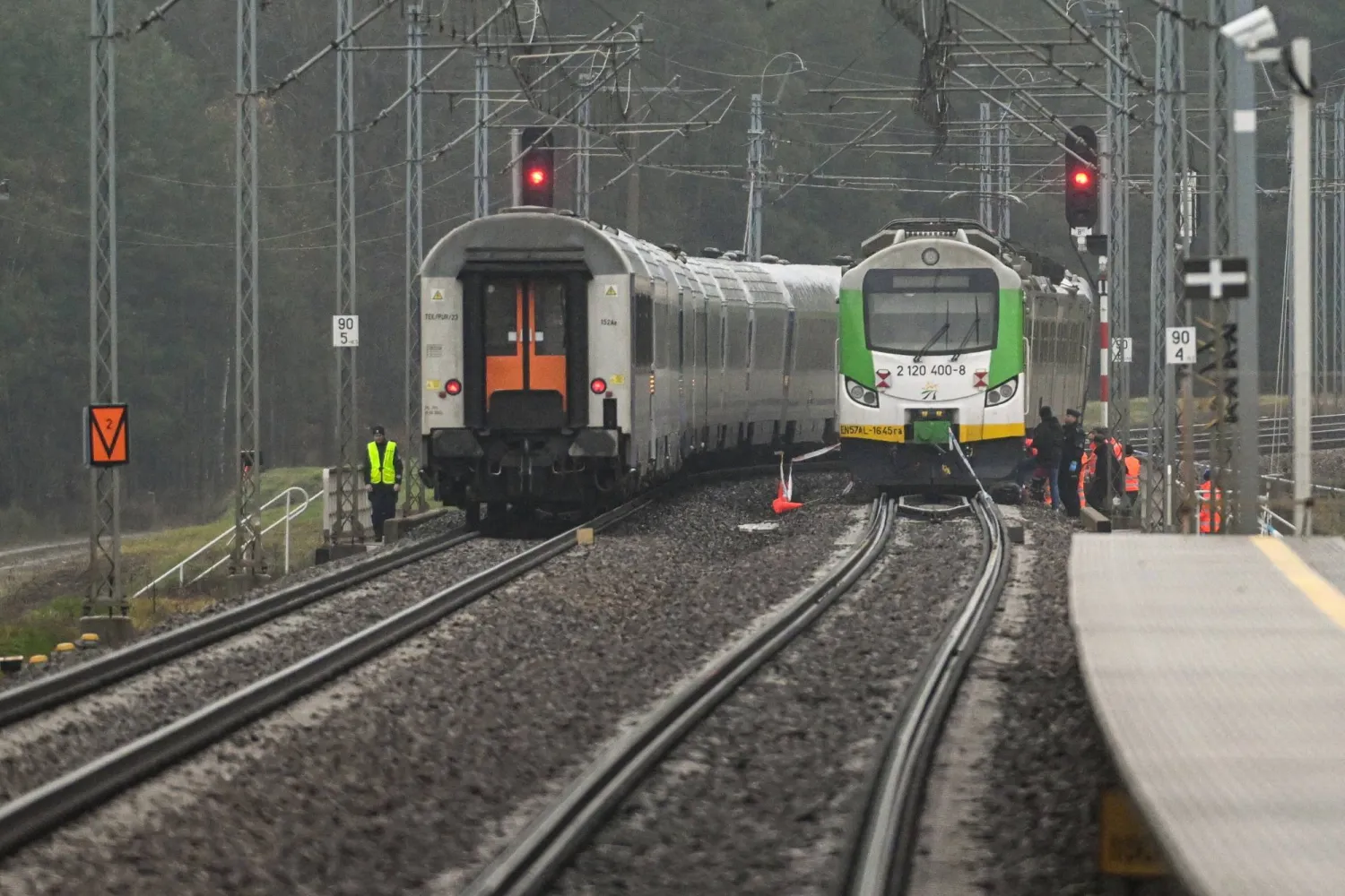 Representation photo: Special forces and police investigate at the scene of a destroyed section of railway tracks on the Deblin-Warsaw route near the Mika railway station, central Poland, 17 November 2025. EPA/WOJTEK JARGILO POLAND OUT