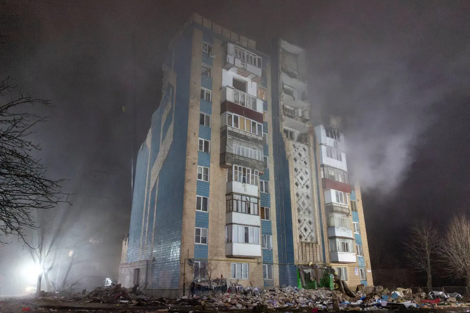 Rusya'nın Ukrayna'nın Ternopil kentindeki bir binayı füzeyle vurmasının ardından yükselen dumanlar (Reuters)