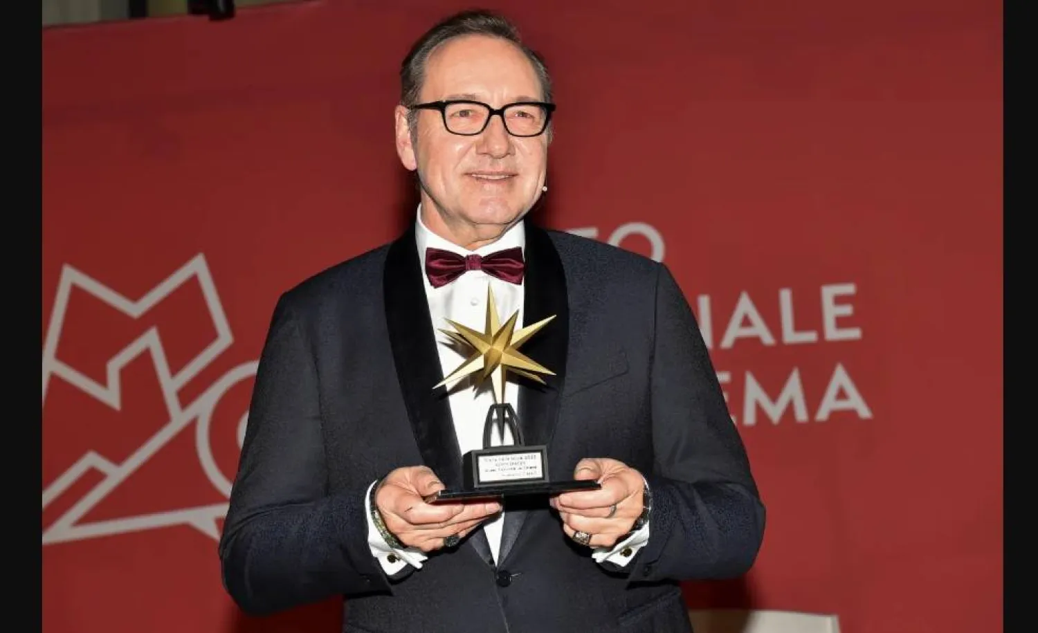 الممثل الأميركي كيفن سبيسي يحمل جائزة بعد تكريمه في إيطاليا (أرشيفية - رويترز)