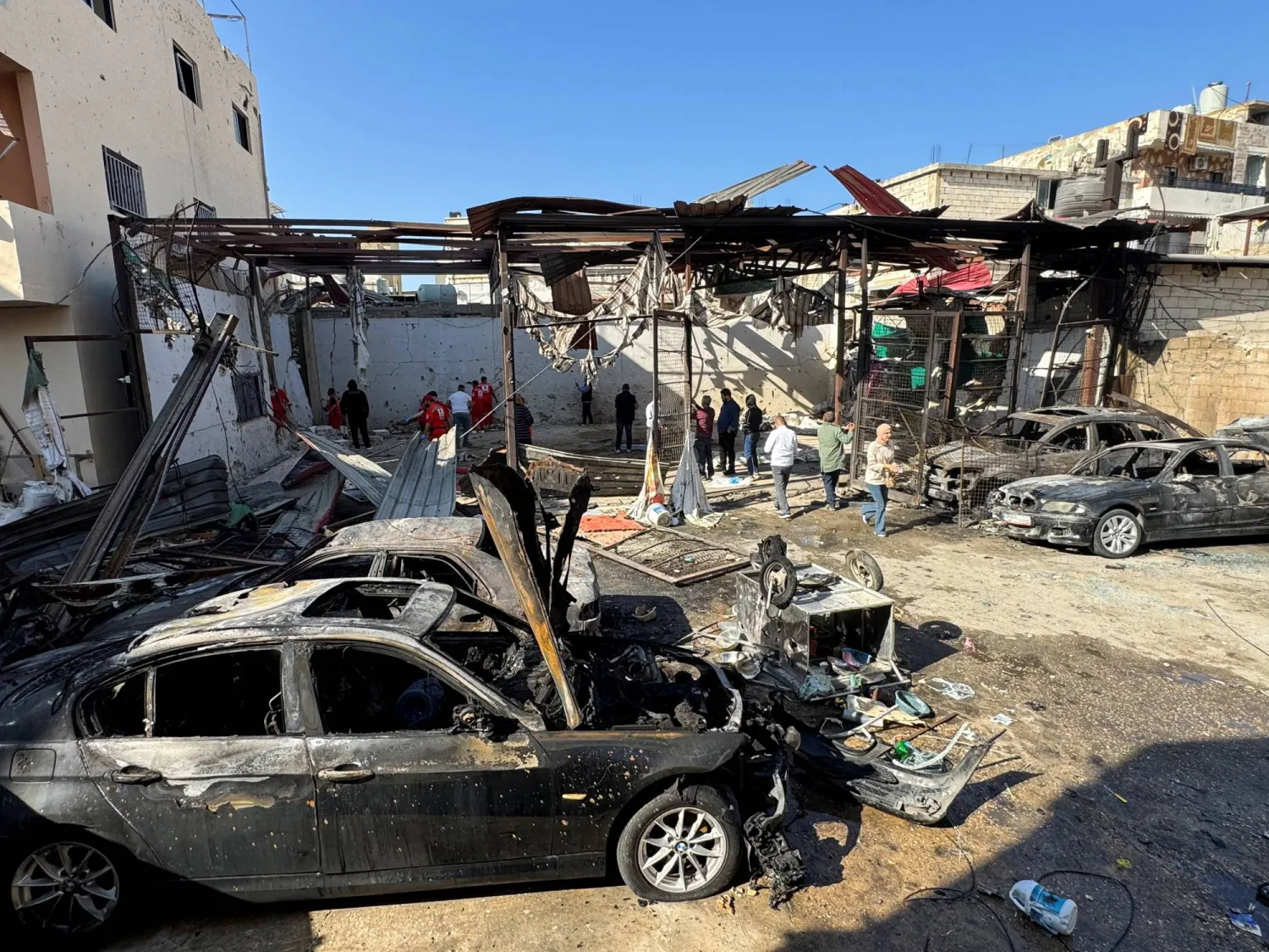 أشخاص يتفقدون موقع استهداف إسرائيلي ليل الثلاثاء بمخيم عين الحلوة للاجئين الفلسطينيين في صيدا بجنوب لبنان (رويترز)