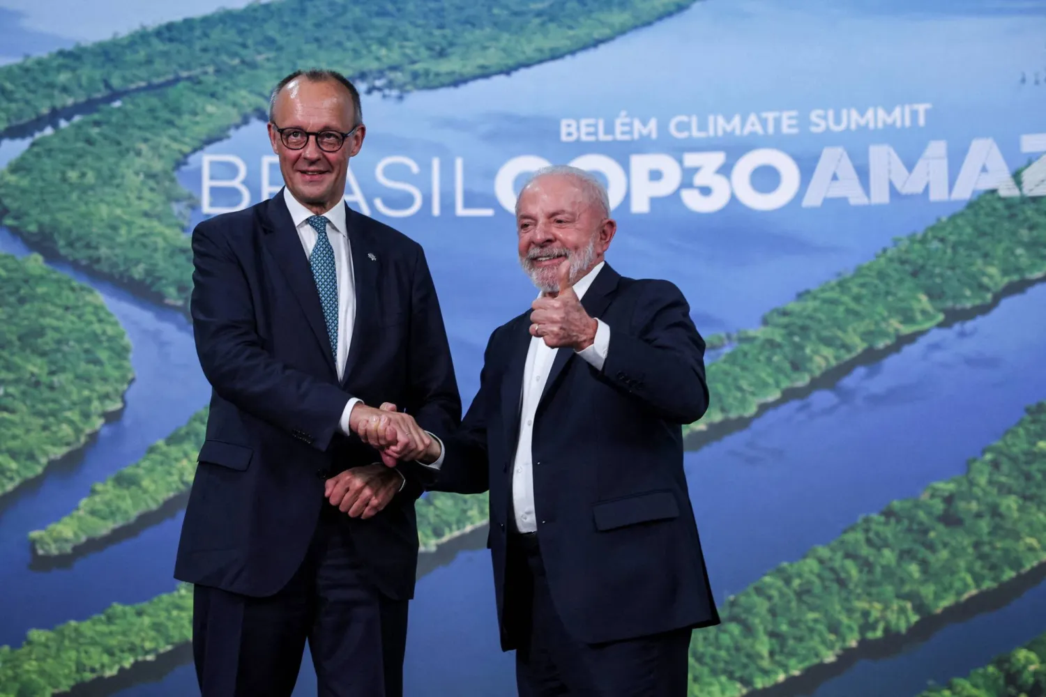 المستشار الألماني فريدريش ميرتز والرئيس البرازيلي لويس إيناسيو لولا دي سليفا خلال قمة المناخ «كوب 30» في بيليم يوم 7 نوفمبر (رويترز)