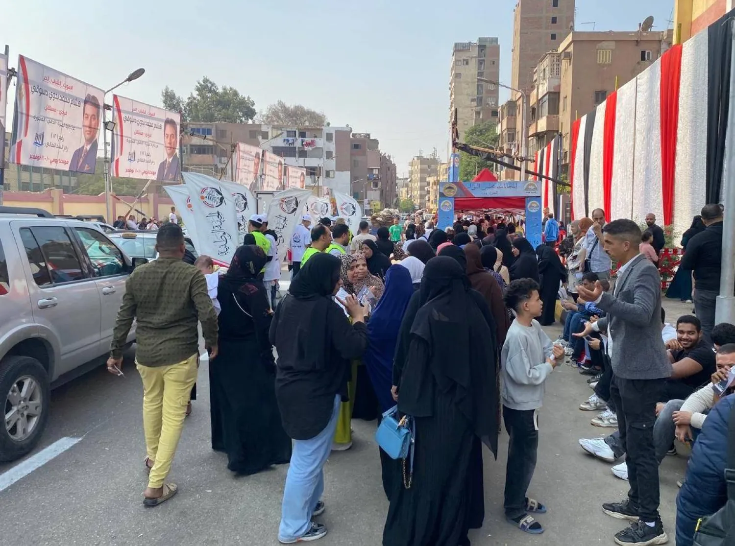 لافتات ودعاية لمرشحين أمام اللجان في انتخابات مجلس النواب المصري (الشرق الأوسط)