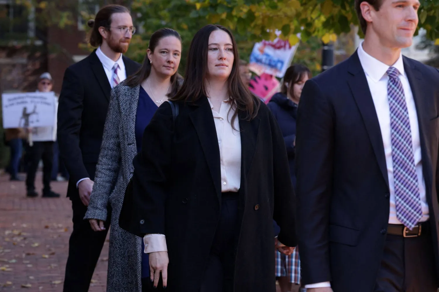 أفراد من عائلة المدير السابق لمكتب التحقيقات الفيدرالي «إف بي آي» جيمس كومي يغادرون المحكمة في فيرجينيا يوم 13 نوفمبر (أ.ف.ب)