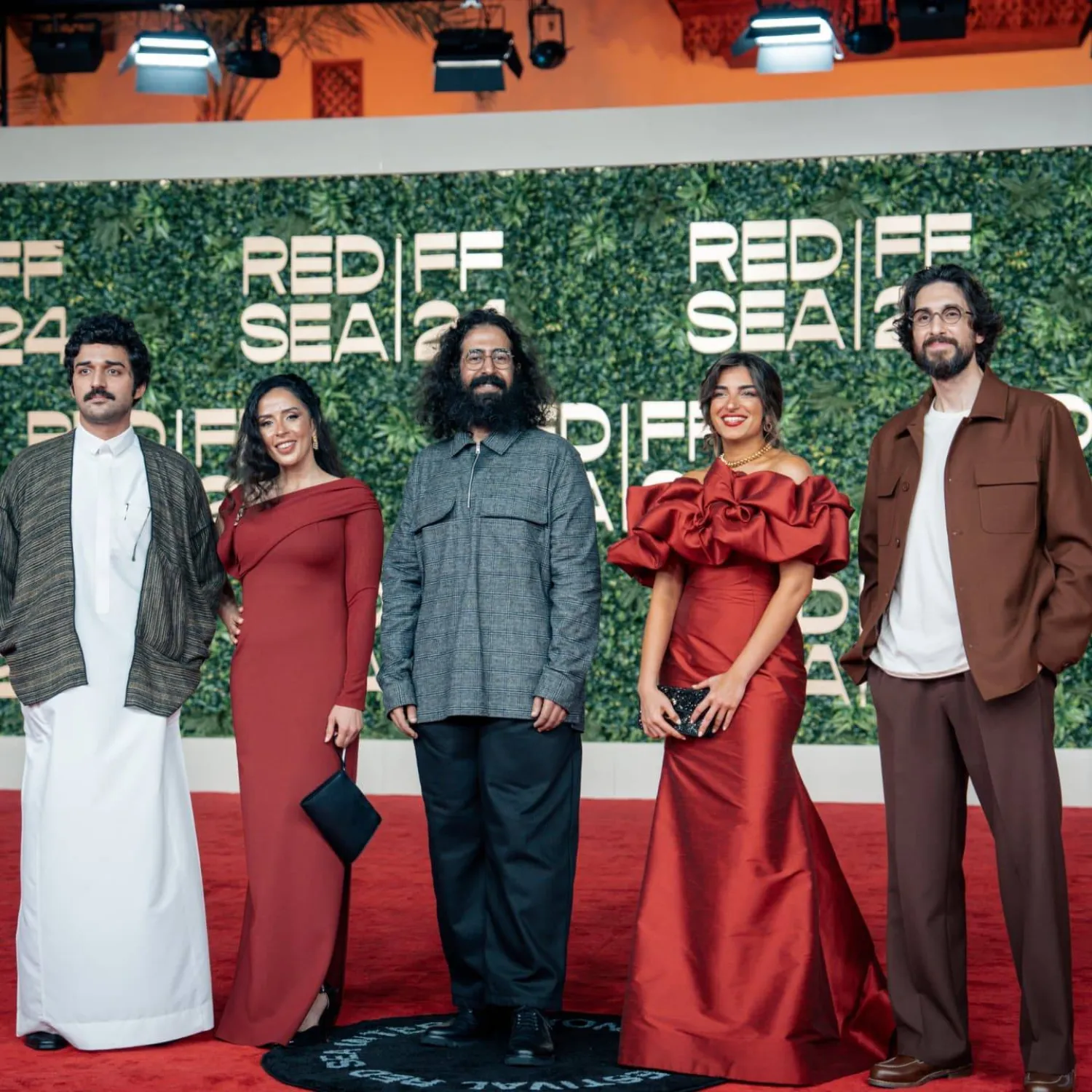 مع صناع فيلمه «صيفي» في الدورة الماضية من مهرجان البحر الأحمر (حسابه على «فيسبوك»)