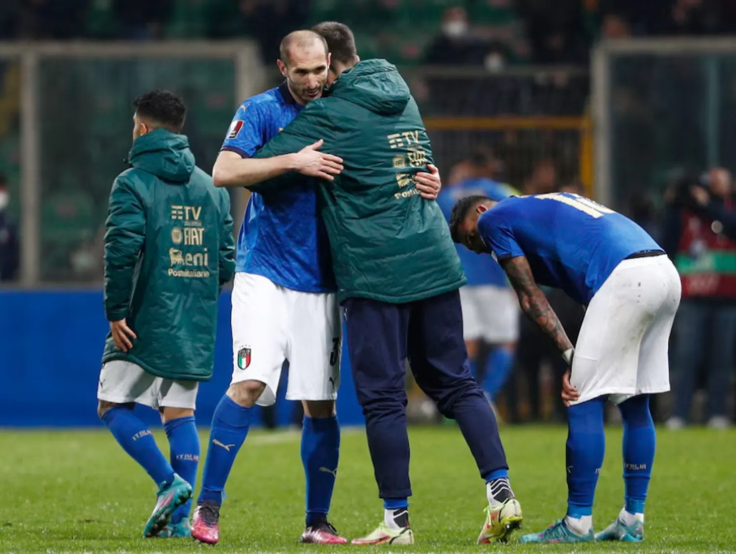  UEFA Qualifiers - Play-Off Semi Final - Italy v North Macedonia - Stadio Renzo Barbera, Palermo, Italy - March 24, 2022 Italy's Giorgio Chiellini with teammates after the match REUTERS/Guglielmo Mangiapane