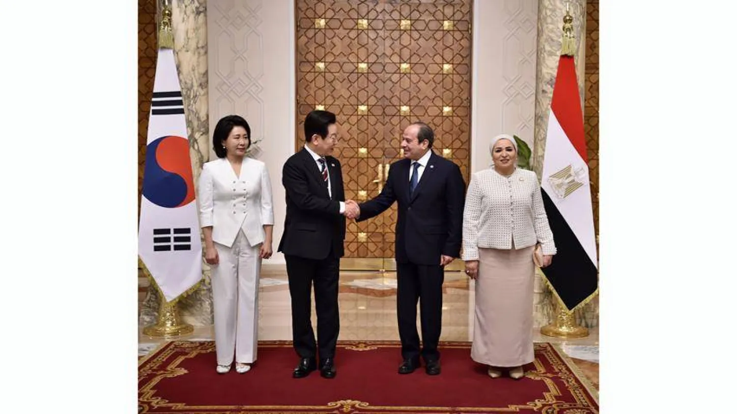 الرئيس المصري عبد الفتاح السيسي وقرينته فى استقبال الرئيس الكوري الجنوبي لي جاي ميونغ وقرينته يوم الخميس (الرئاسة المصرية)