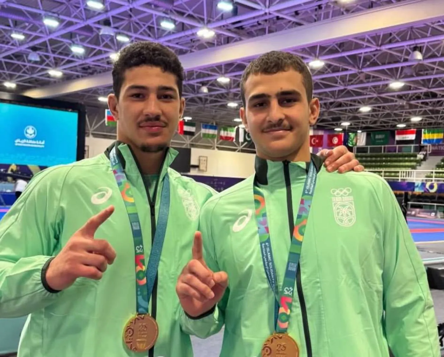 الشقيقان عمر وعبد الله يحتفلان بالإنجاز (الشرق الأوسط)