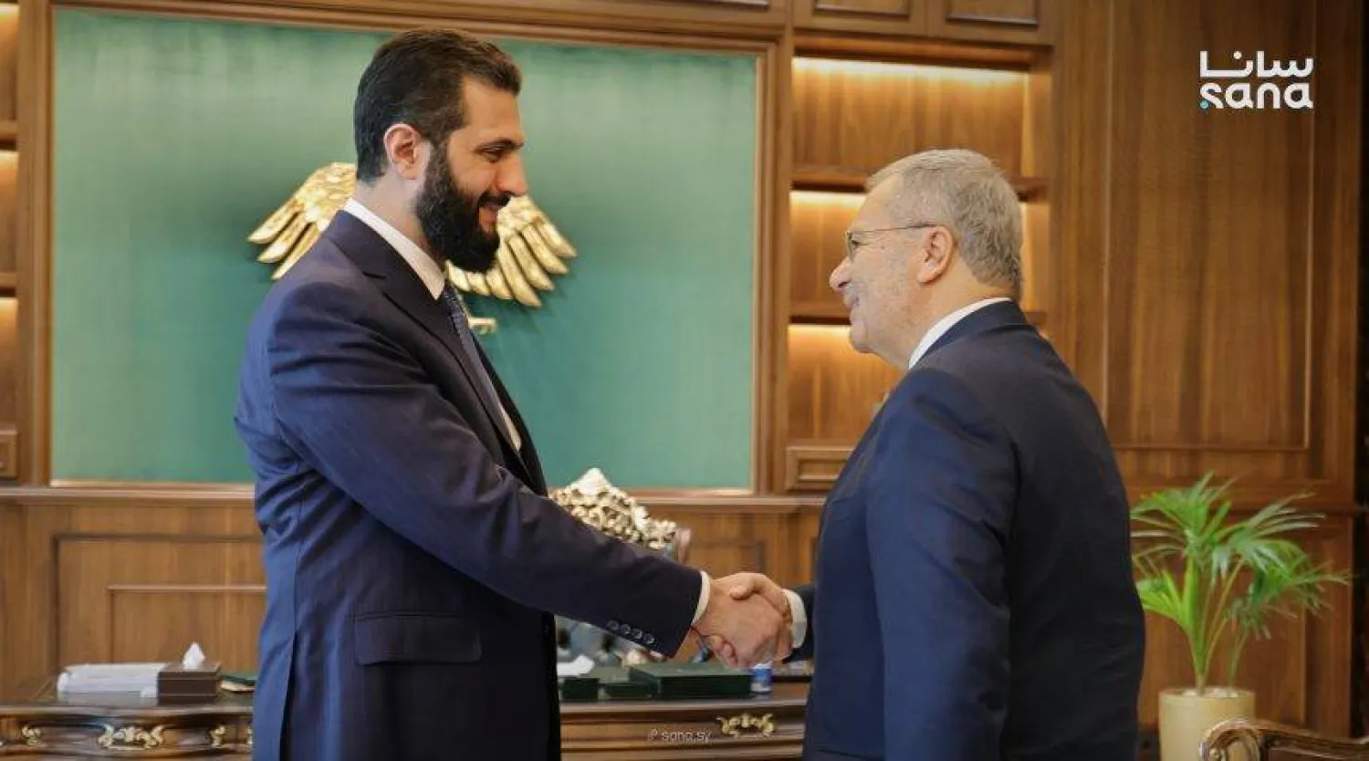 الرئيس السوري أحمد الشرع مستقبلاً نائب رئيس الحكومة اللبناني طارق متري في قصر الشعب (سانا)