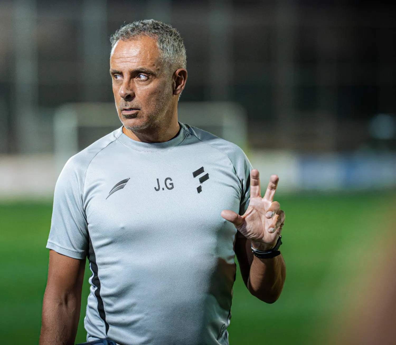 غوميز خلال إشرافه على تدريبات «الفتح» الأخيرة (نادي الفتح)