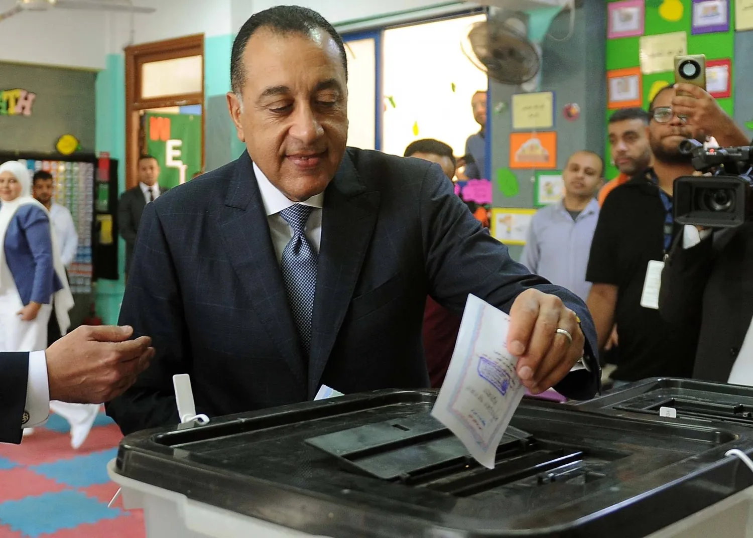 رئيس الوزراء المصري مصطفى مدبولي يدلي بصوته في المرحلة الأولى من انتخابات مجلس النواب (مجلس الوزراء)