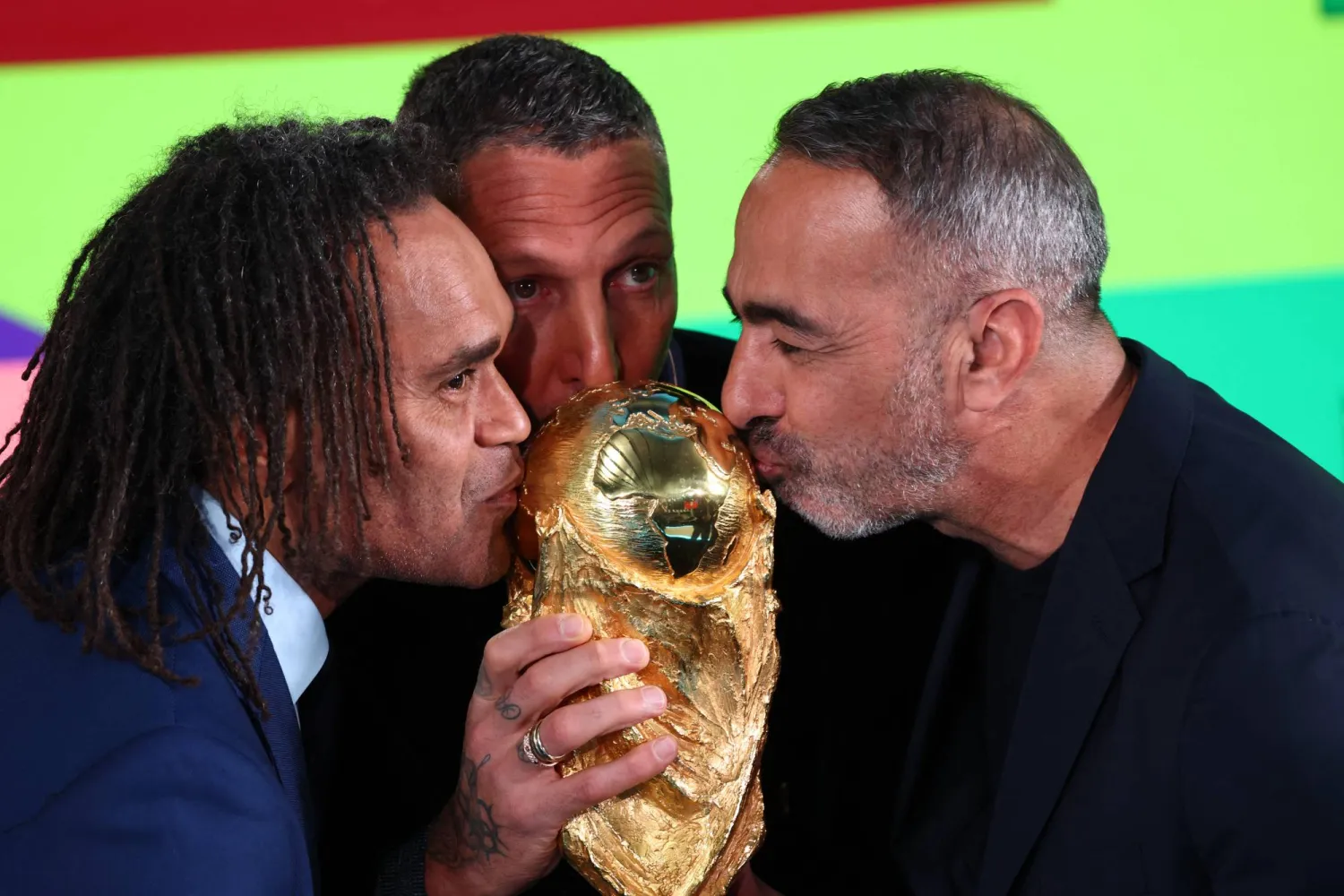 ماتيراتزي وكاريمبو يقبلان كأس العالم بعد انتهاء مراسم القرعة (رويترز)