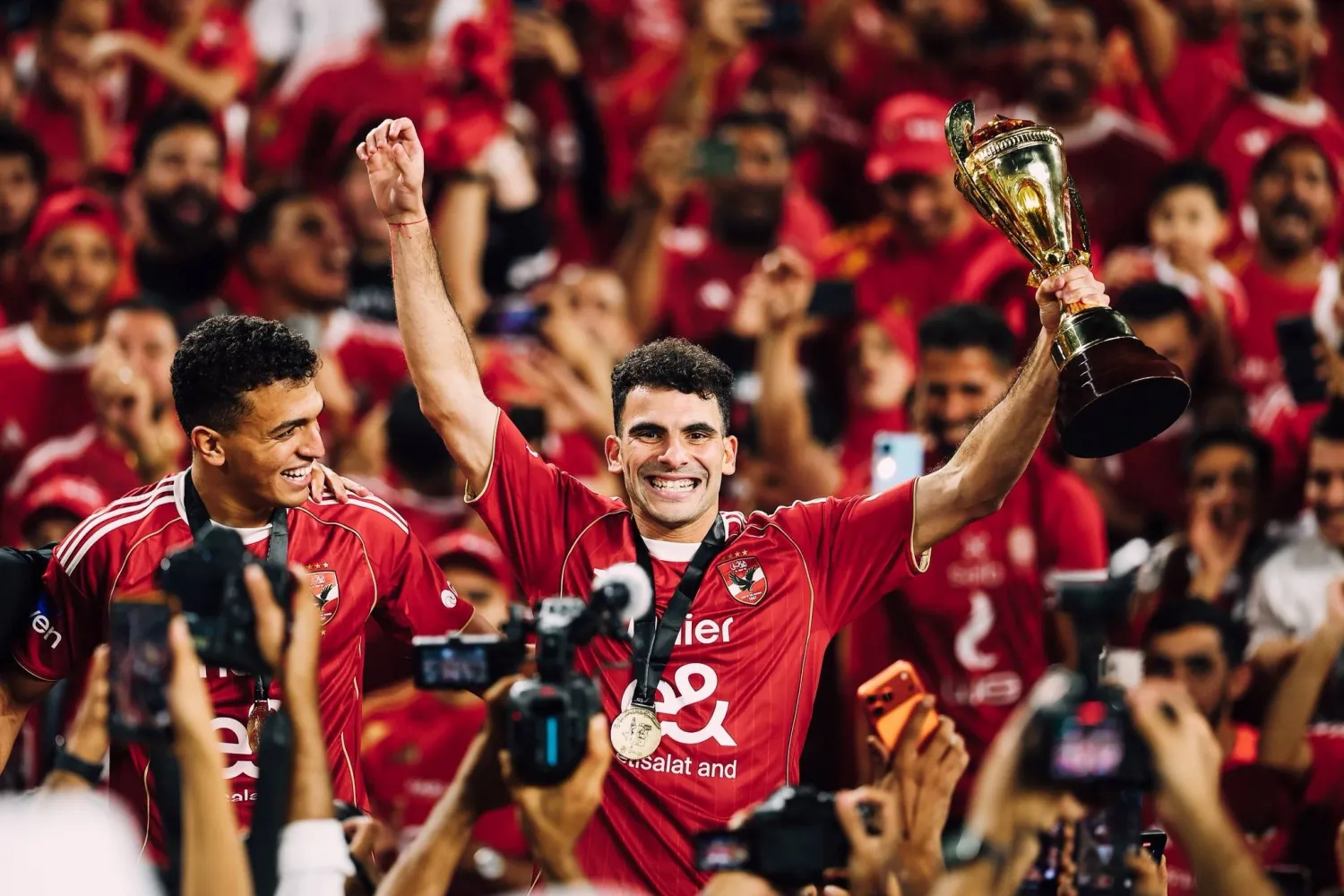 زيزو محتفلاً بكأس السوبر المصري قبل أيام (النادي الأهلي)