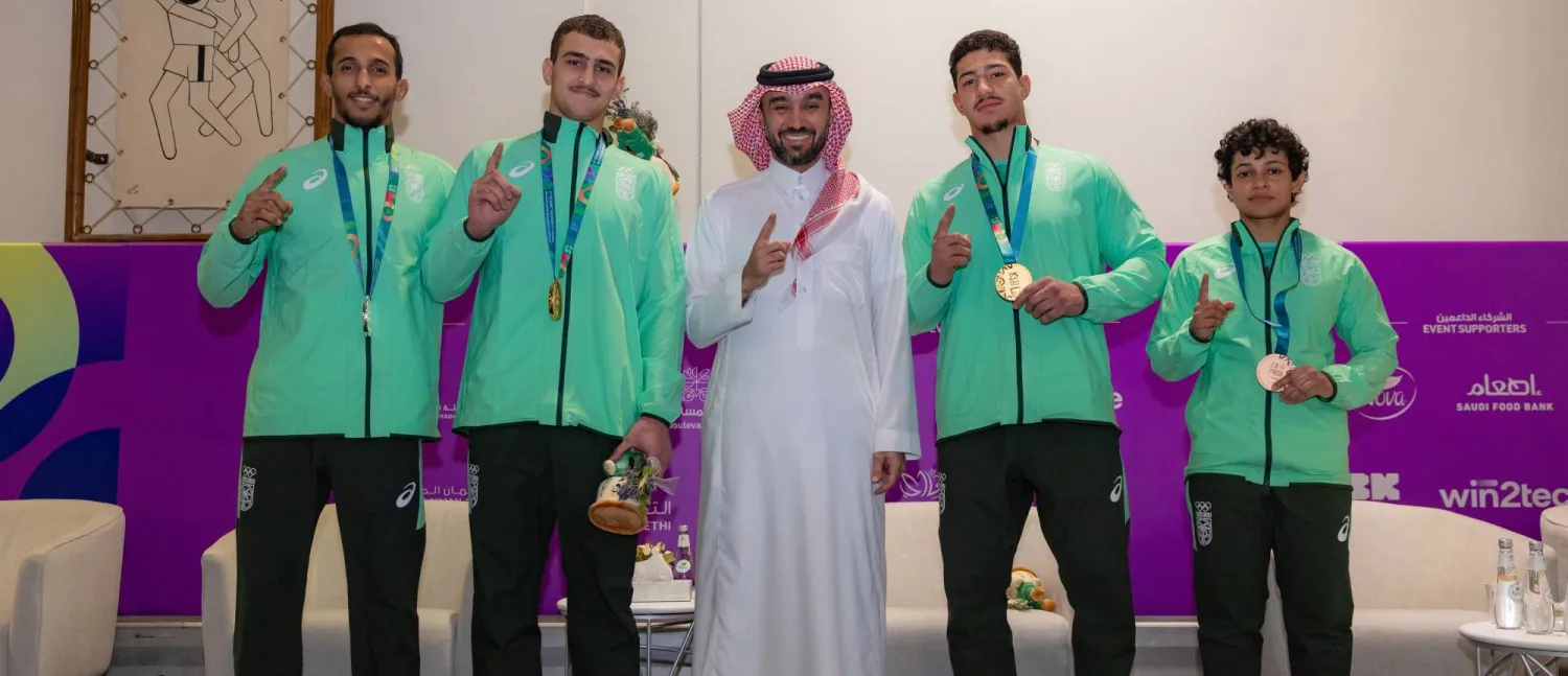 الأمير عبد العزيز الفيصل متوسطاً أبطال فريق السعودية للجوجيتسو (الشرق الأوسط)