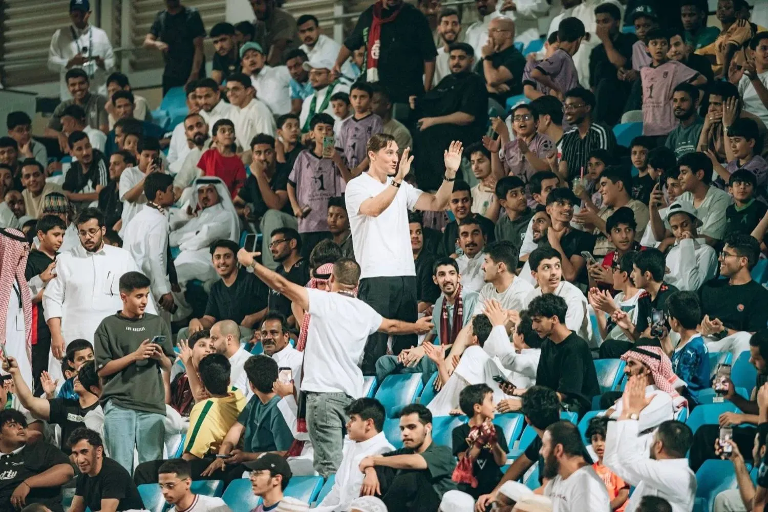 بن هاربورغ وزع تذاكر مجانيه لجماهير الخلود (الشرق الأوسط)