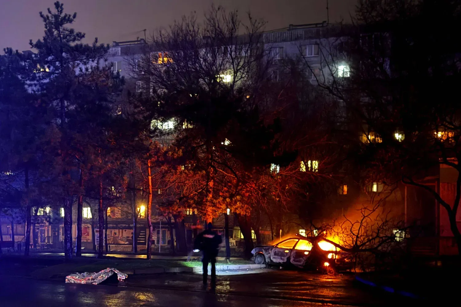 Rusların Zaporijya'ya düzenlediği saldırıda bir araç yandı (AFP)