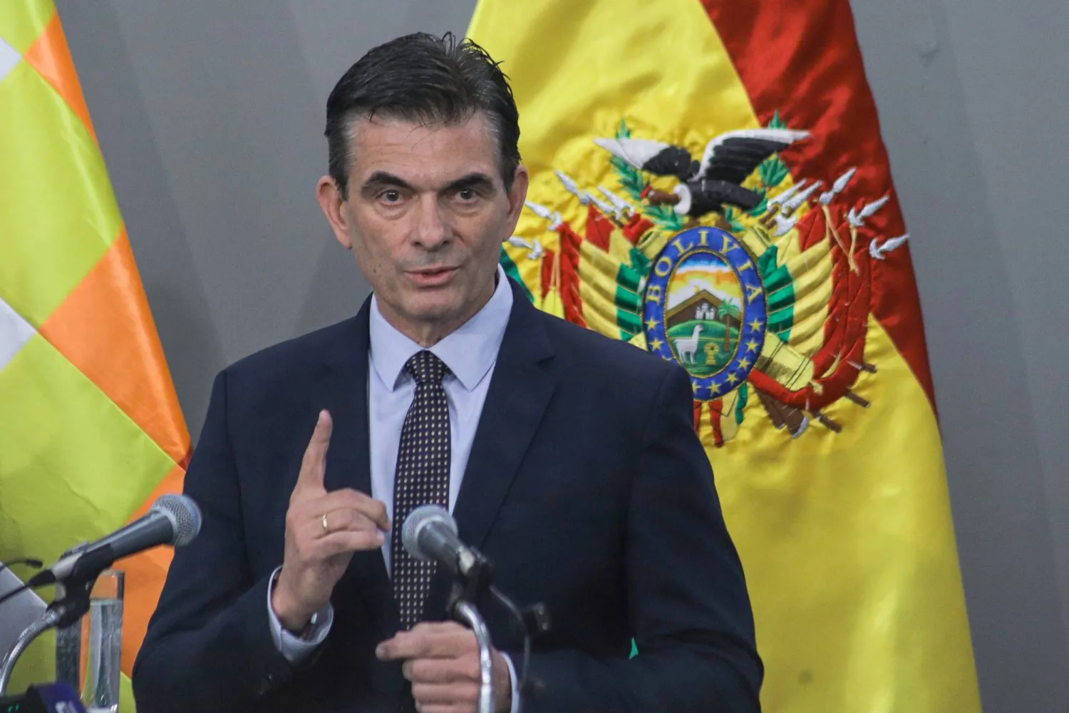 الرئيس البوليفي رودريغو باز متحدثاً في مؤتمر صحافي أعلن خلاله إلغاء وزارة العدل (إ.ب.أ)