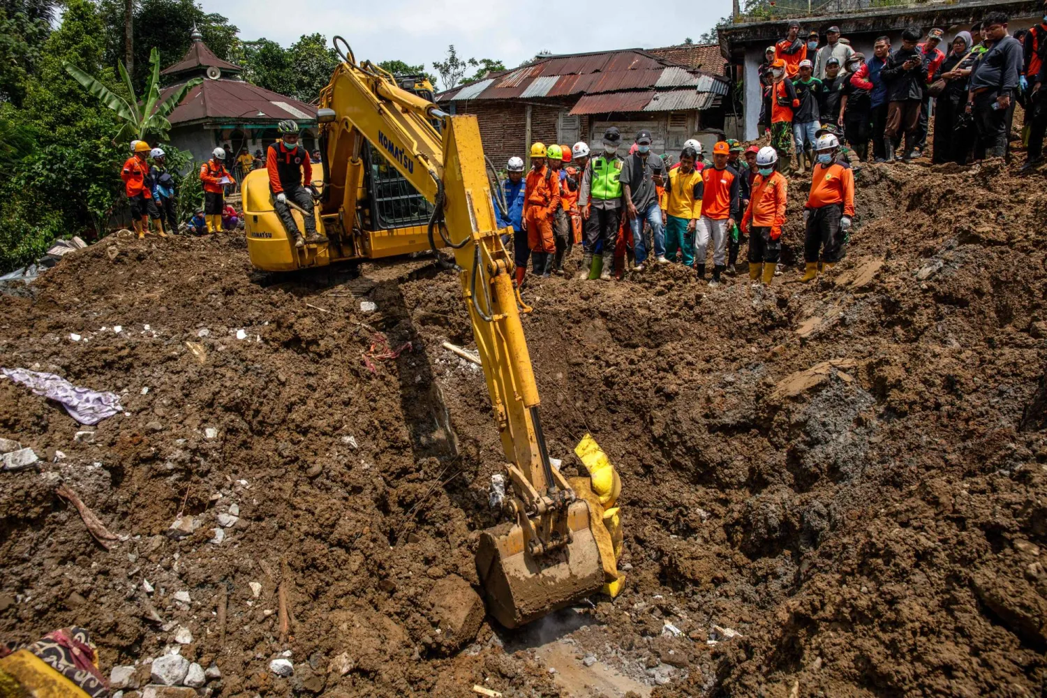 أفراد الإنقاذ أثناء عملية انتشال في موقع انهيار أرضي في قرية سيتو كونغ في بانجارنيجارا وسط جاوة... إندونيسيا 20 نوفمبر 2025 (أ.ف.ب)