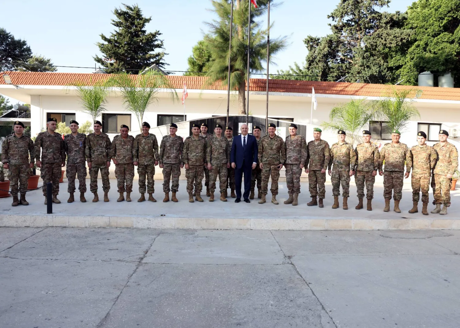 خلال زيارة رئيس الجمهورية العماد جوزيف عون قيادة قطاع جنوب الليطاني في ثكنة بنوا بركات في صور بجنوب لبنان... 21 نوفمبر 2025 (صفحة الرئاسة اللبنانية على إكس)