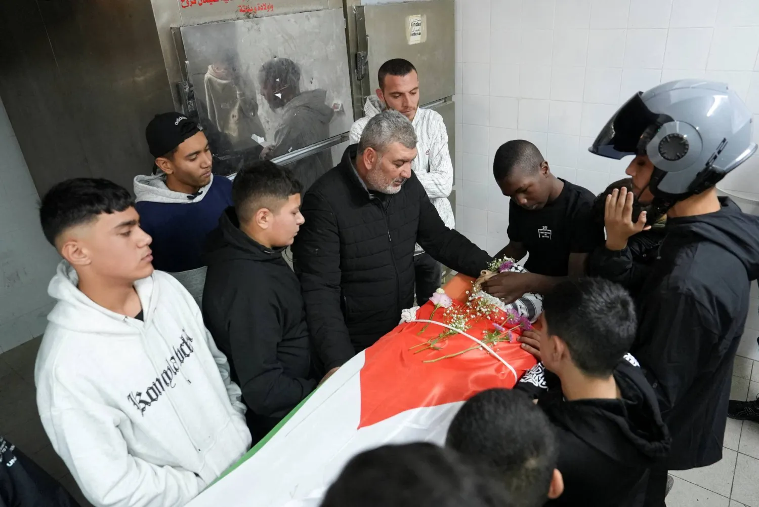 Relatives of one of two Palestinians, who were killed in an Israeli raid, react near their body ahead of their funeral, at a hospital in Ramallah, in the Israeli-occupied West Bank November 21, 2025. REUTERS/Ismael Khader