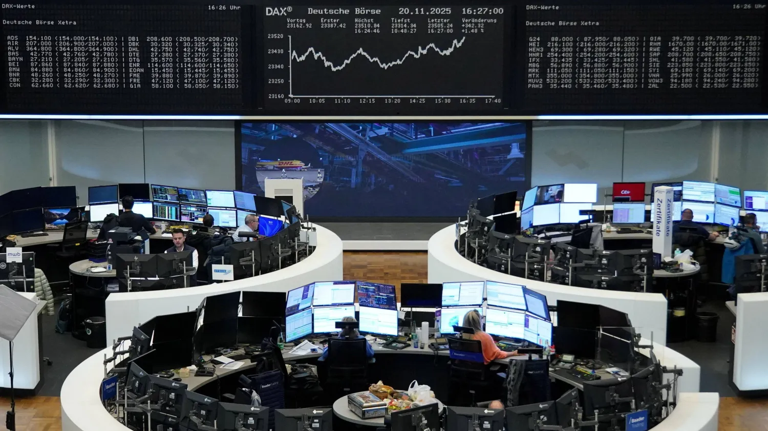 رسم بياني لمؤشر الأسهم الألماني «داكس» معروض في بورصة فرانكفورت (رويترز)
