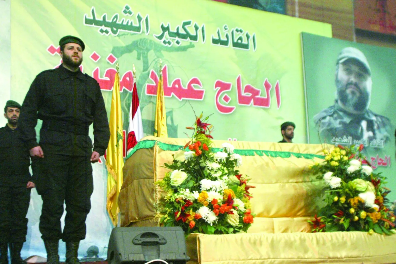 

صحنه‌ای از تشییع عماد مغنیه در ضاحیه جنوبی بیروت در ۱۴ فوریه ۲۰۰۸ (گِیتی)