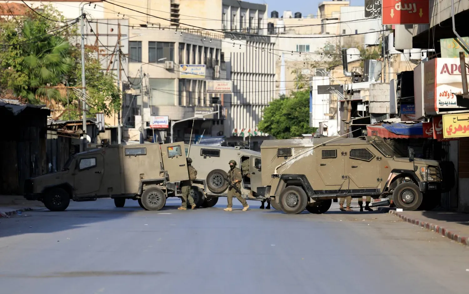 İsrail güçleri, 20 Kasım 2025'te Batı Şeria'nın Nablus kentinde bir askeri operasyon sırasında mevzi alıyor (EPA)