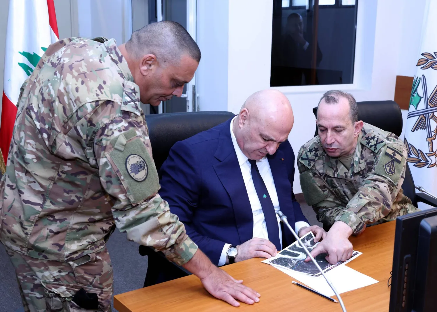الرئيس اللبناني جوزيف عون يطلع على الخرائط من قائد الجيش وقائد قطاع جنوب الليطاني في جنوب لبنان (الرئاسة اللبنانية)