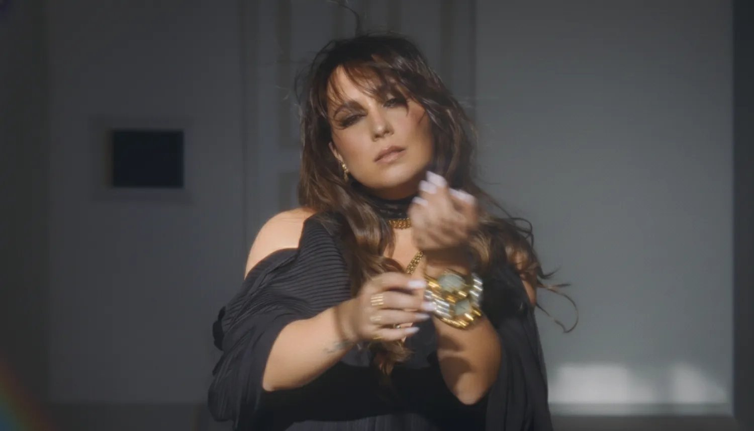 الغياب يصبح موسيقى واللحظة بيتاً مؤقتاً (صور الفنانة)