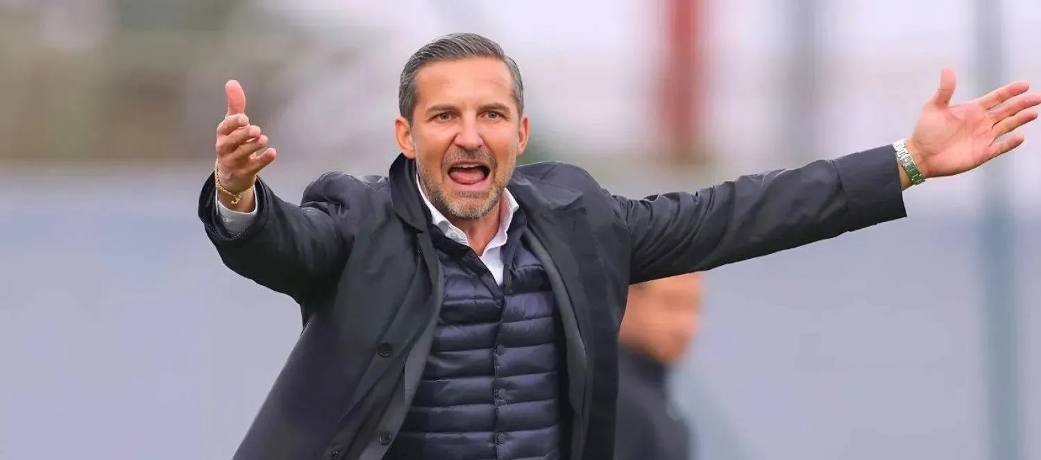 الألماني جوزيف زينباور المدير الفني لشبيبة القبائل الجزائري (نادي الرجاء)