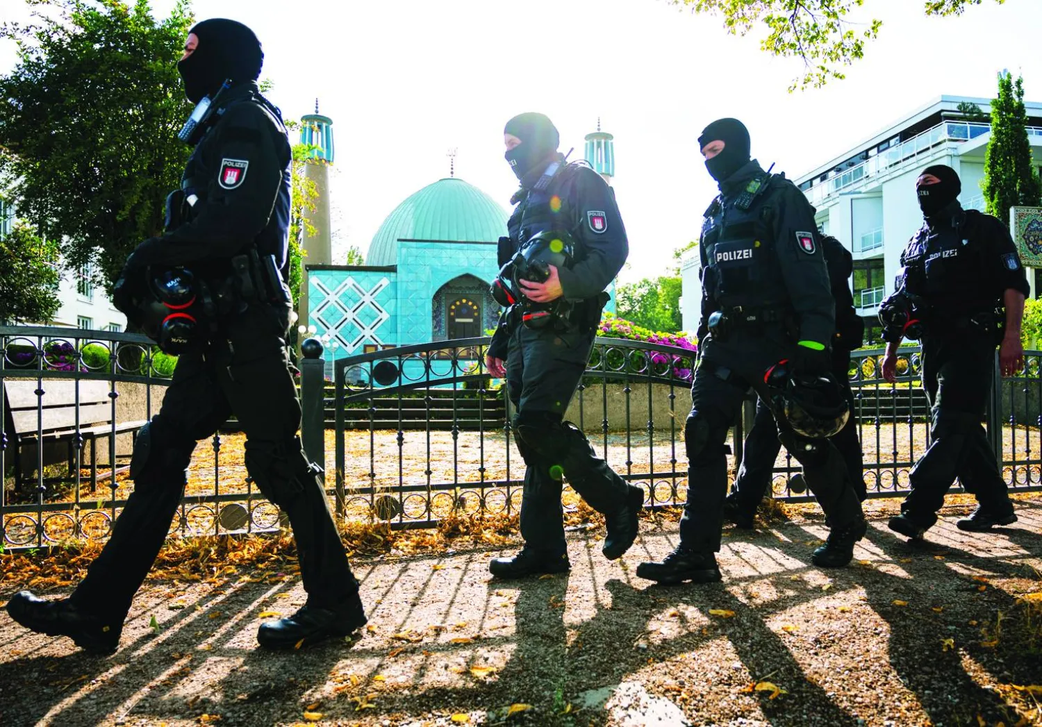 عناصر من الشرطة الألمانية خارج «المركز الإسلامي» التابع للسفارة الإيرانية في هامبورغ خلال مداهمة يوليو 2024 (أ.ب)