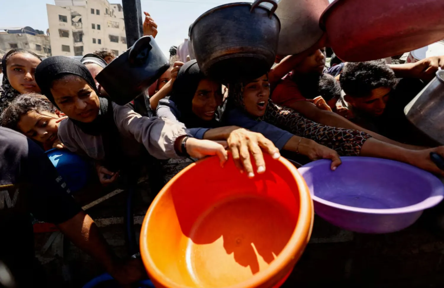 Palestinians wait to receive food from a charity kitchen in Gaza City, August 28, 2025. REUTERS/Mahmoud Issa/File Photo