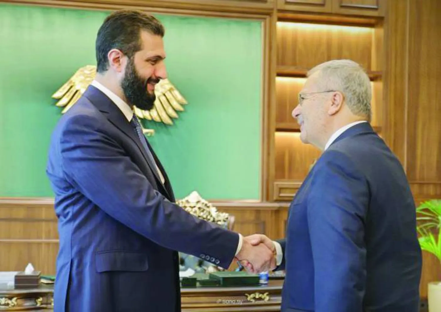 الرئيس السوري أحمد الشرع مستقبلاً نائب رئيس الحكومة اللبنانية طارق متري في قصر الشعب (سانا)