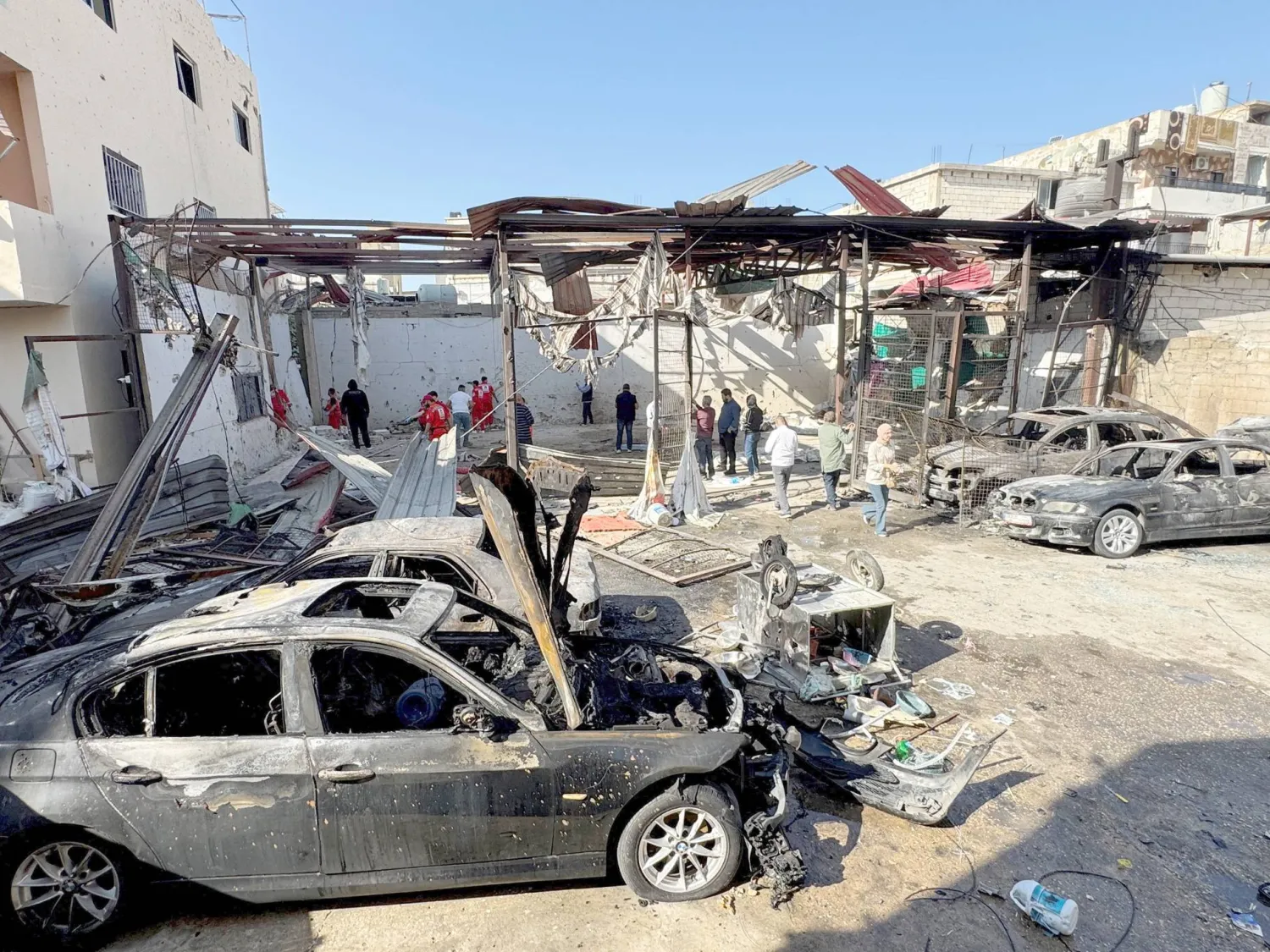 أشخاص يتفقدون موقع استهداف إسرائيلي، ليل الثلاثاء، بمخيم عين الحلوة للاجئين الفلسطينيين في صيدا بجنوب لبنان (رويترز)