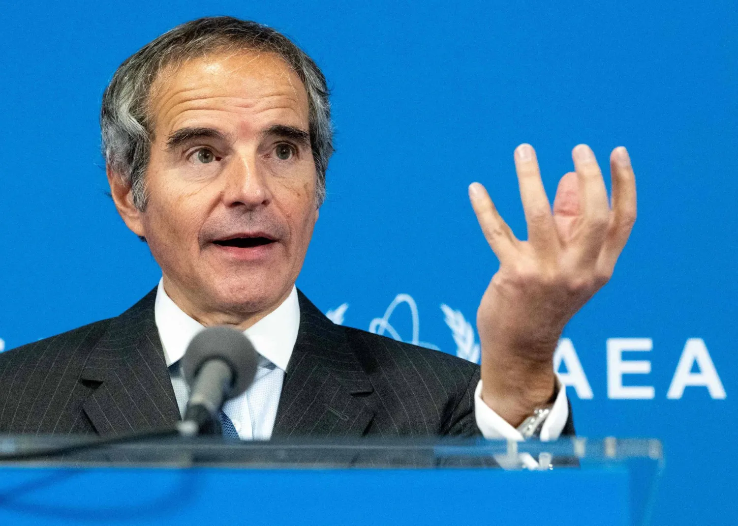 مدير عام الوكالة الدولية للطاقة الذرية رافائيل غروسي متحدثاً للصحافة عقب اجتماع مجلس المحافظين بمقر الوكالة في فيينا الأربعاء 19 نوفمبر (أ.ف.ب)