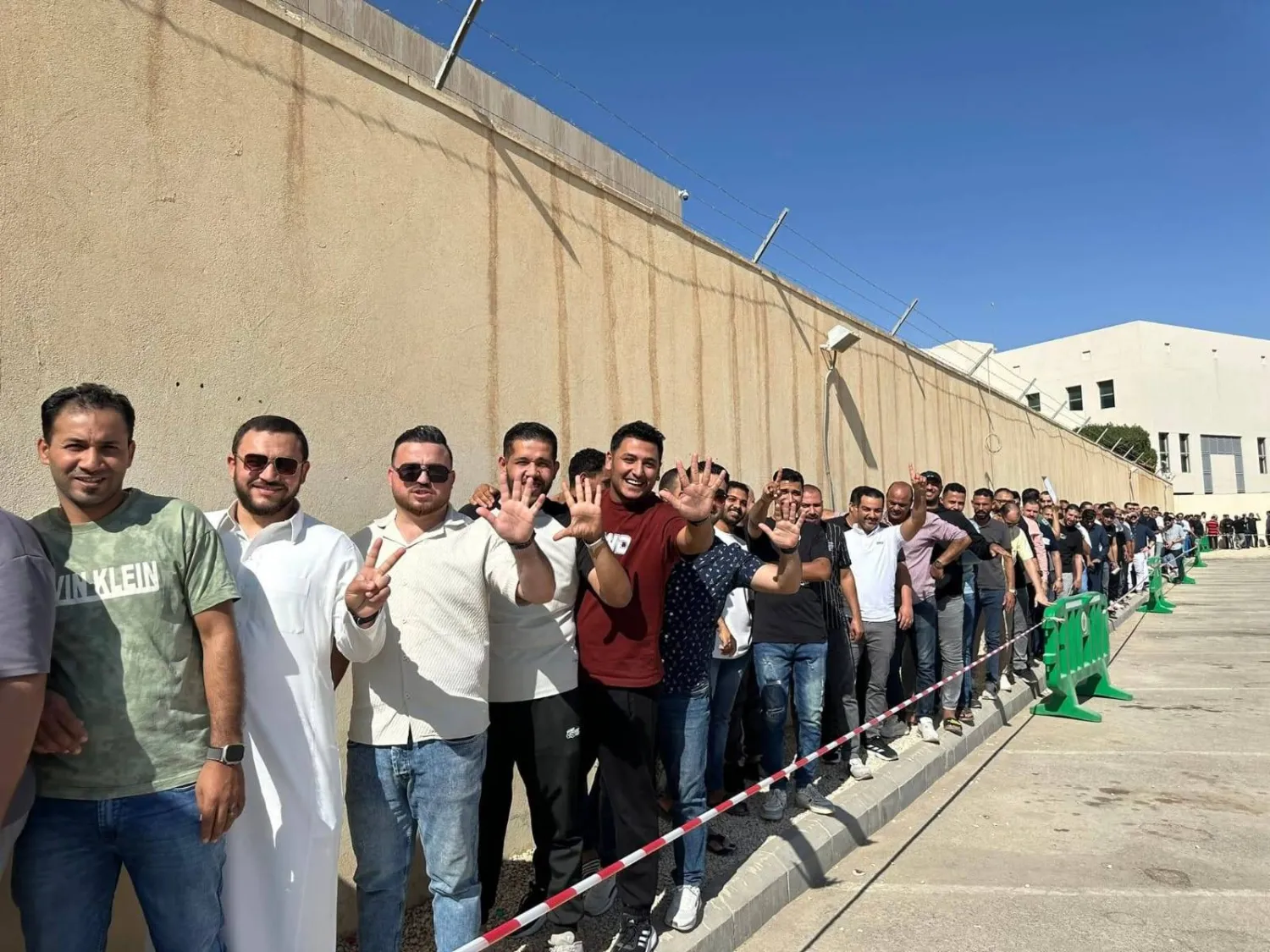 مصريون في طابور للإدلاء بأصواتهم في قنصلية بلادهم بالرياض (تنسيقية شباب الأحزاب)