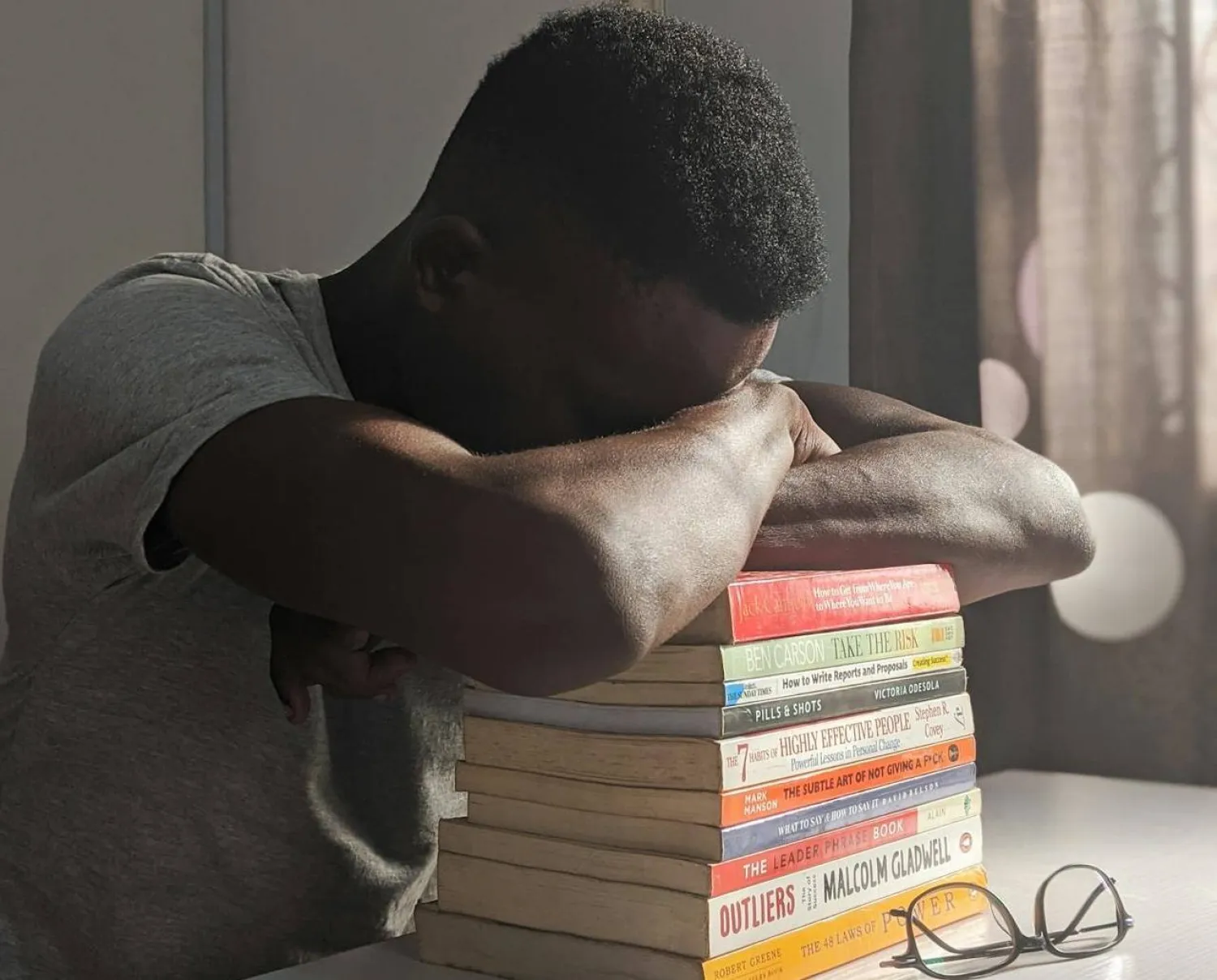 لقيلولة مثالية استرح على كرسي أو أريكة لتجنب النوم الطويل في سريرك المريح (بيكسلز)