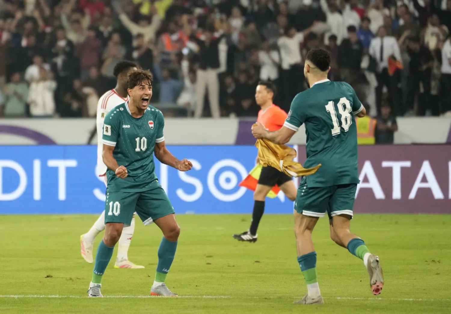 منتخب العراق هزم الإمارات وتأهل للملحق العالمي (إ.ب.أ)