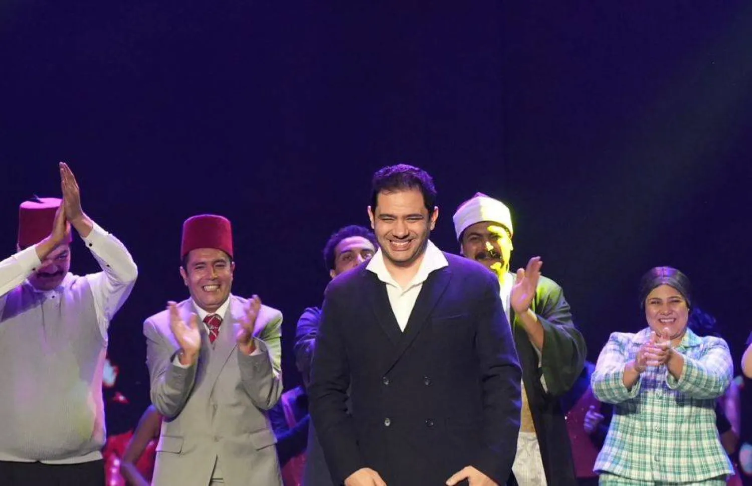 خالد الكمار خلال تحية الجمهور في العرض (حسابه على {فيسبوك})