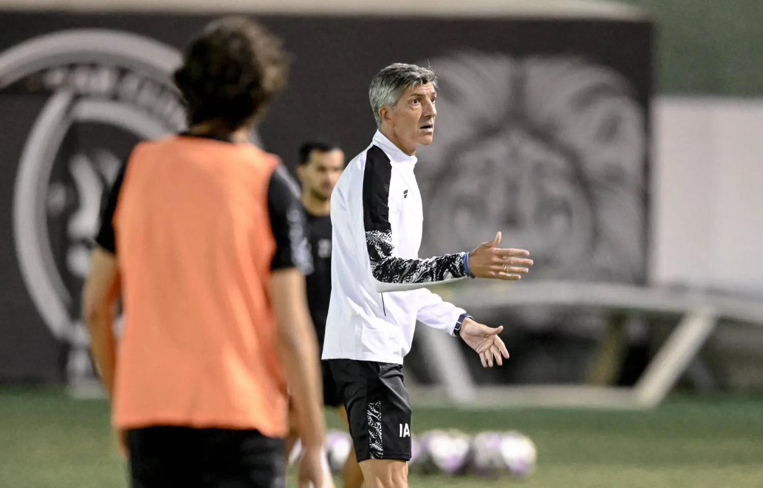 ألغواسيل لدى إشرافه على تدريبات الشباب الأخيرة (موقع النادي)