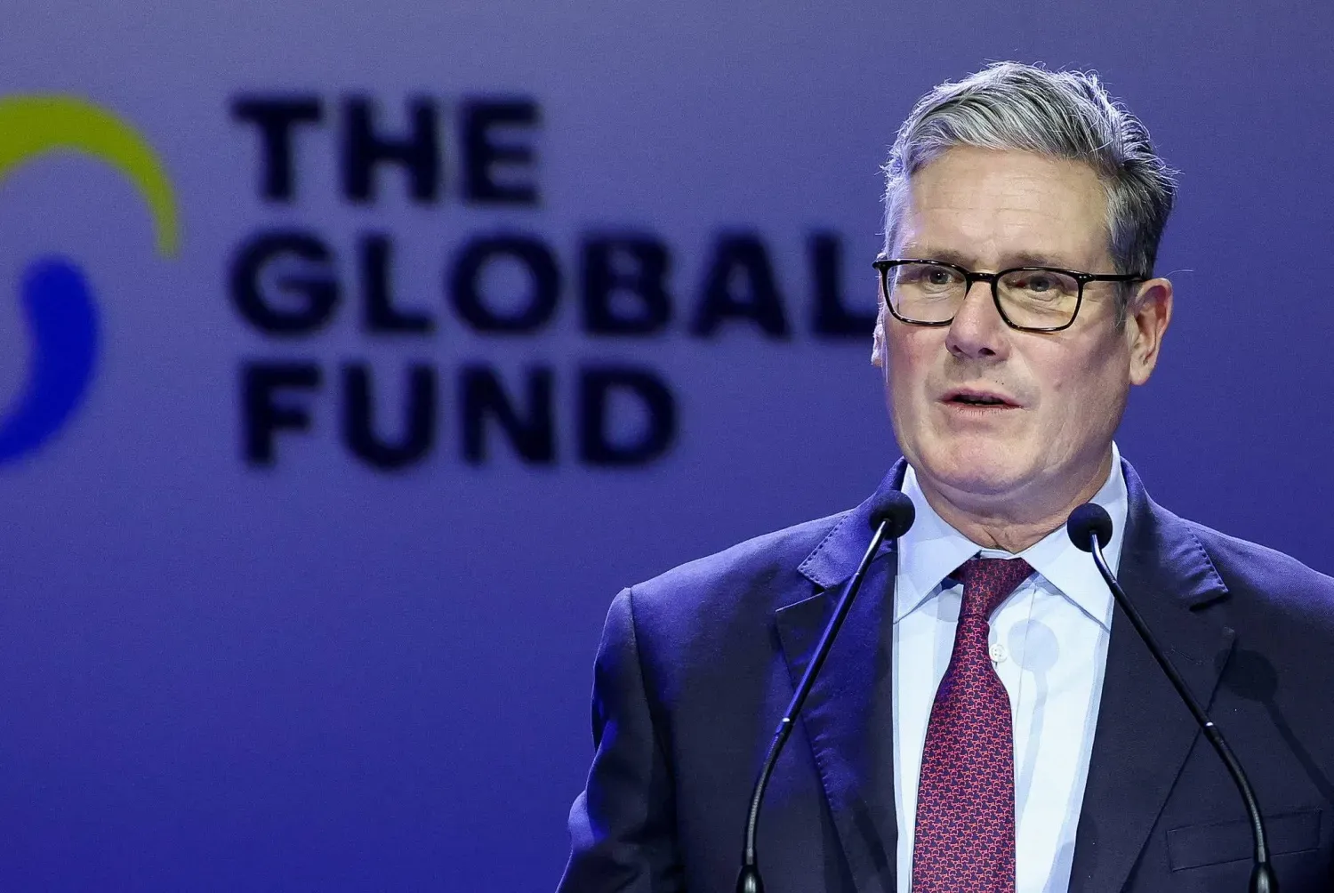 İngiltere Başbakanı Keir Starmer, Küresel Fon'un kaynaklarının yenilenmesi için düzenlenen sekizinci zirvede konuşuyor (Reuters)