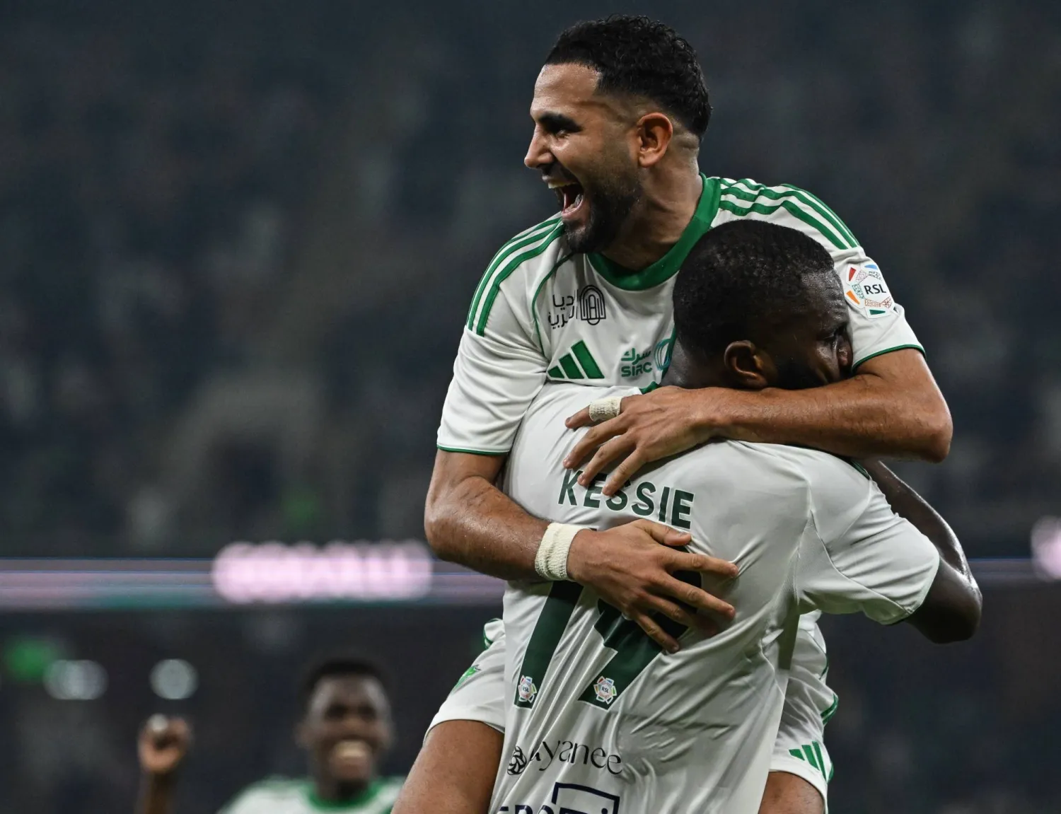 كيسيه يحتفل مع محرز بالهدف (تصوير: علي خمج)