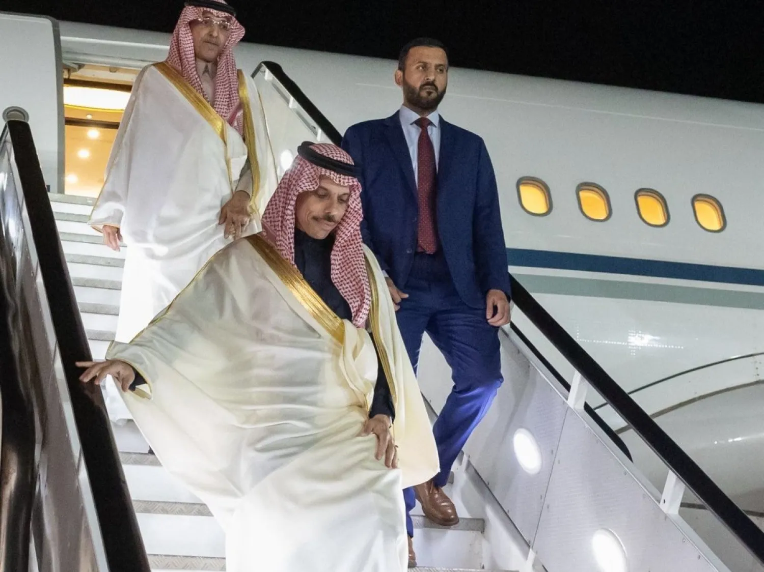 الوفد السعودي برئاسة وزير الخارجية الأمير فيصل بن فرحان لدى وصوله إلى جوهانسبرغ الجمعة (واس)