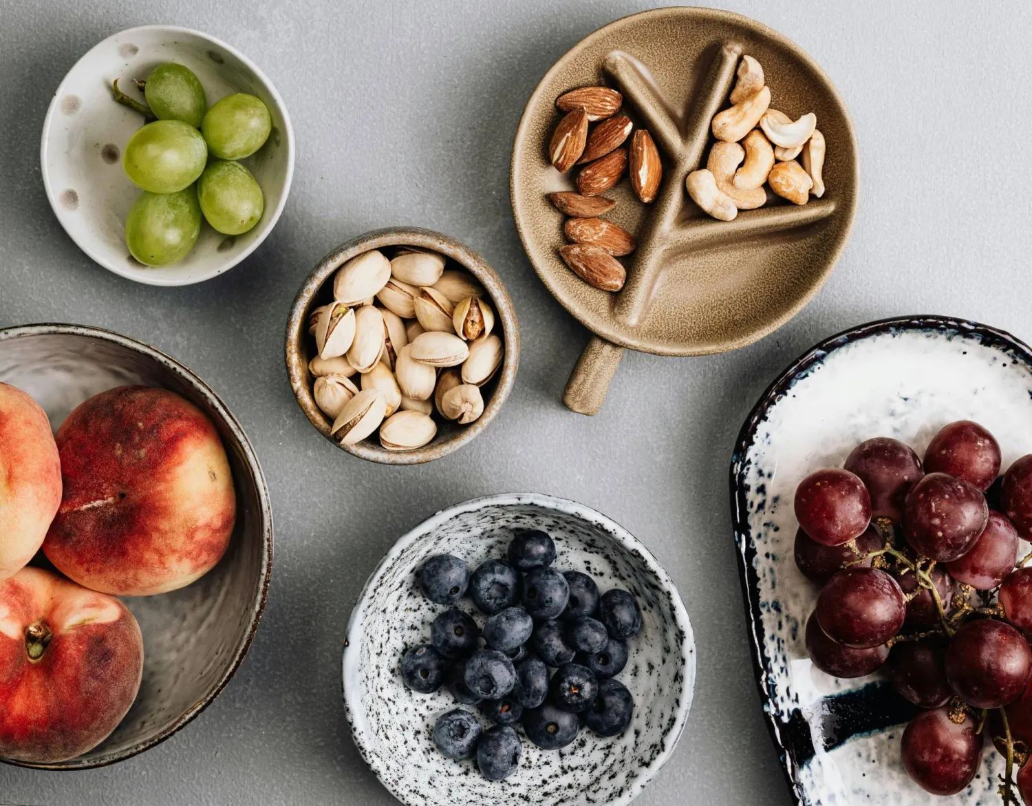 اللوز والفستق من المكسرات الغنية بالعناصر الغذائية (بيكسلز) 