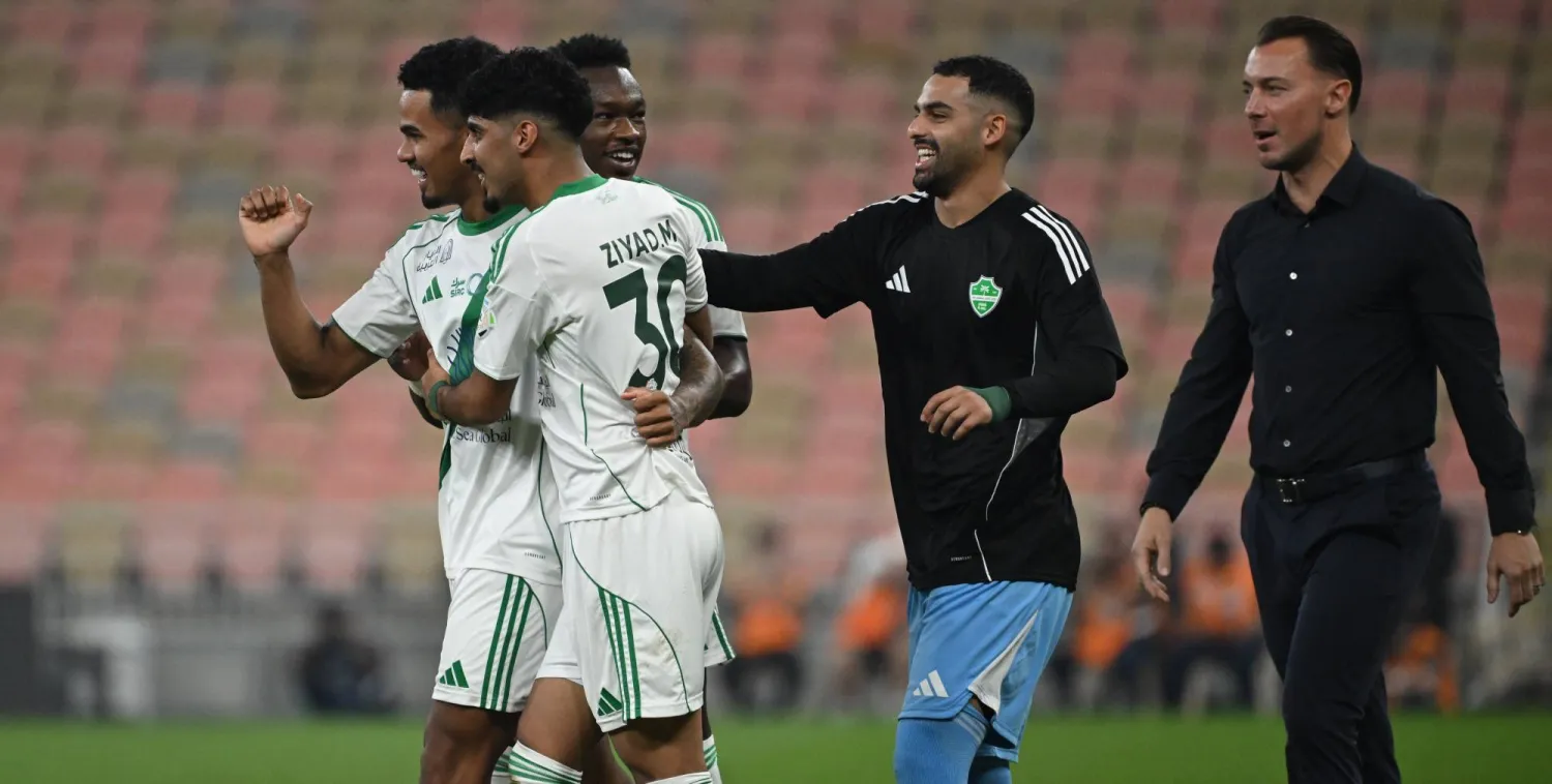 يايلسه يشارك لاعبيه فرحة الهدف الأول (تصوير: علي خمج)