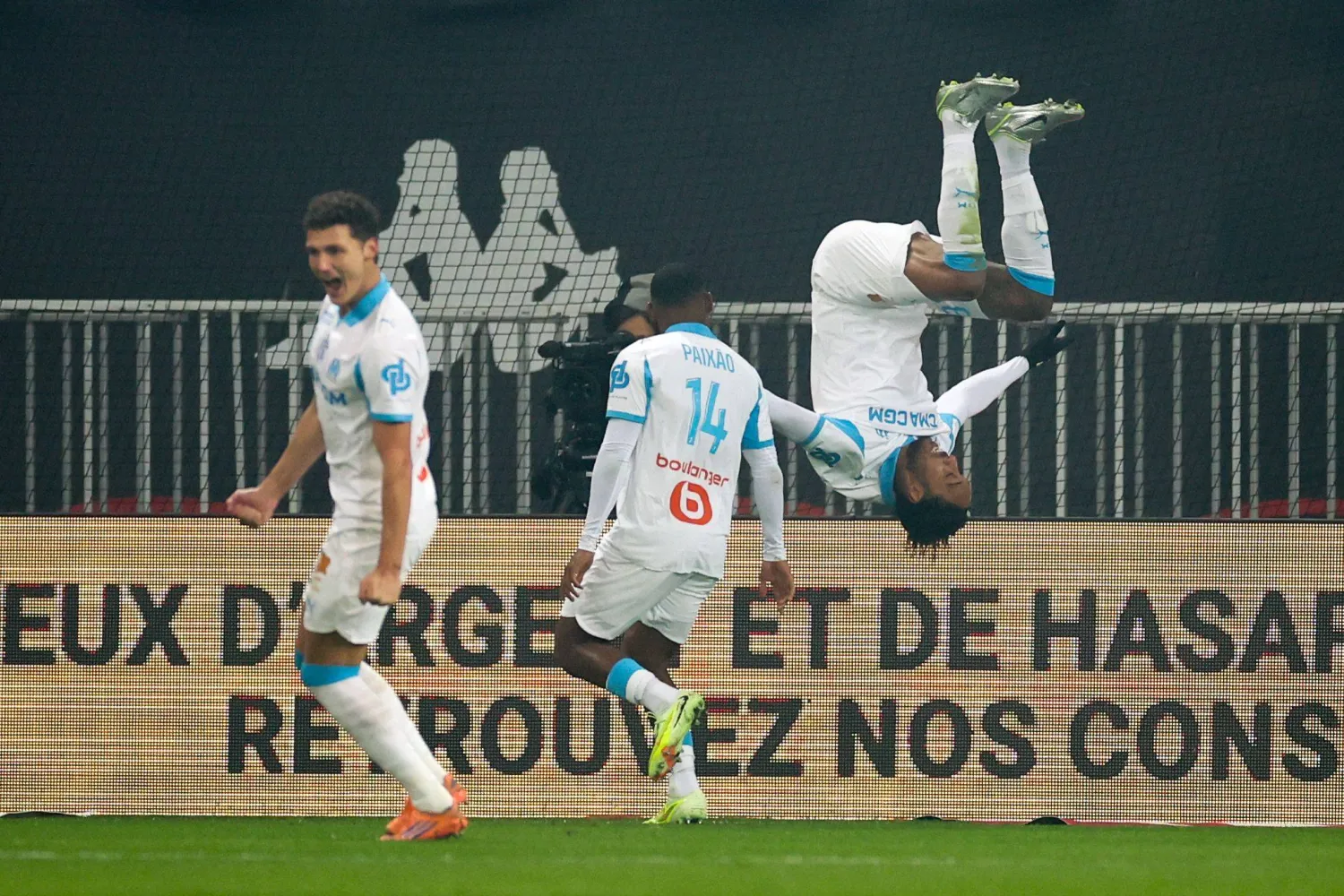 لاعبو مرسيليا يحتفلون بأحد الأهداف (أ.ف.ب)