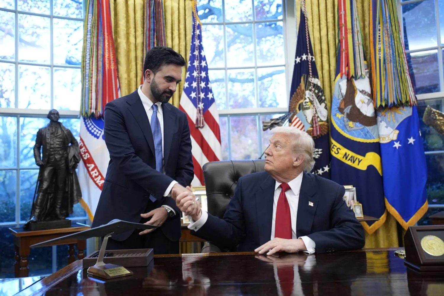 الرئيس الأميركي مصافحاً رئيس بلدية نيويورك المنتخب بعد اجتماعهما في البيت الأبيض يوم 21 نوفمبر (إ.ب.أ)