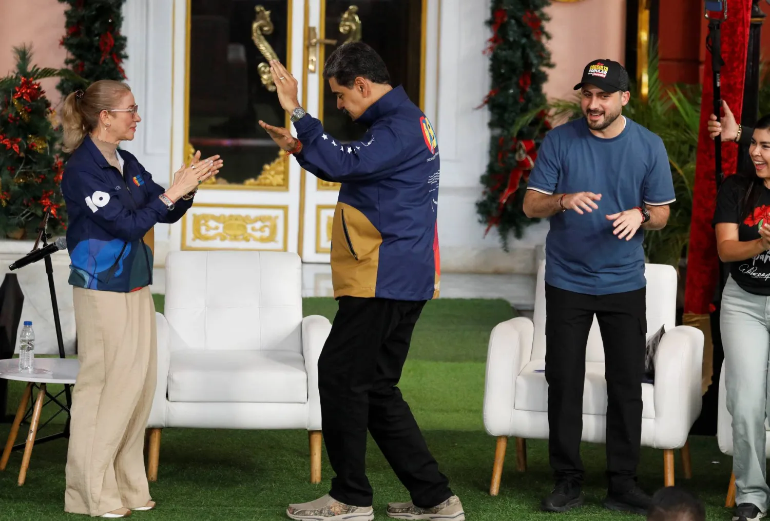 مادورو يرقص «الرومبا» مع زوجته (رويترز)