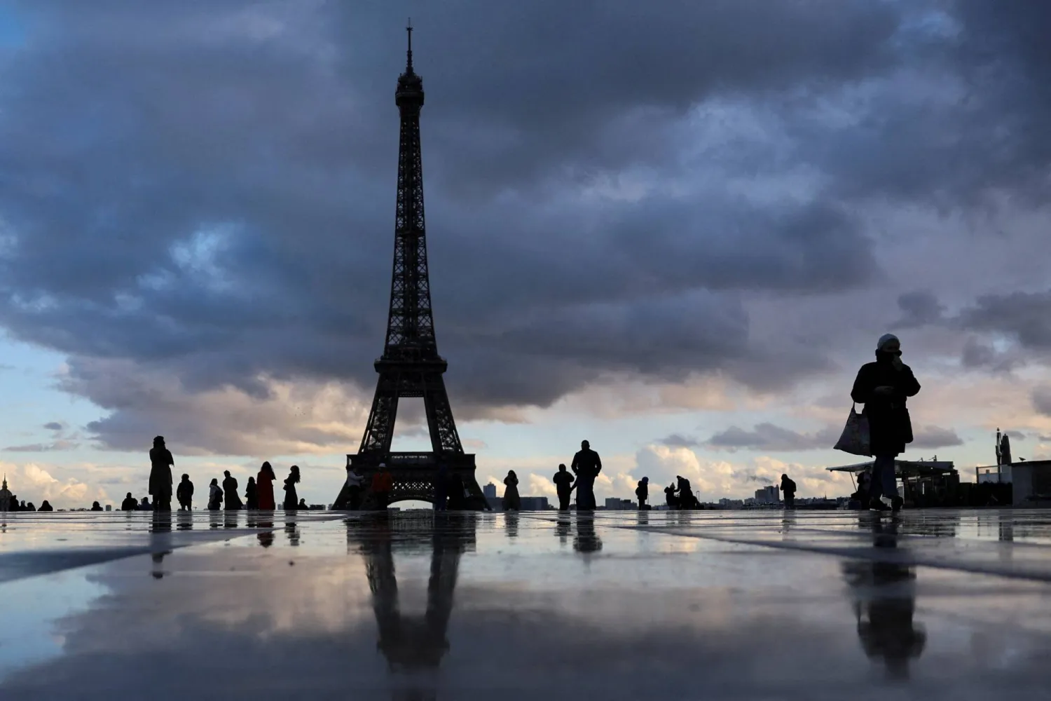 Tourists walk around Trocadero Square near the Eiffel Tower on a cold day in Paris, France, November 19, 2025. REUTERS/Sarah Meyssonnier