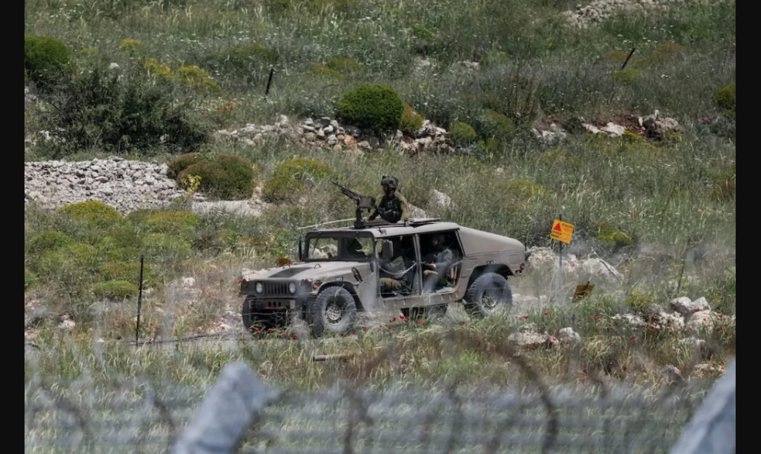 مركبة عسكرية إسرائيلية تظهر بالقرب من الحدود بين مرتفعات الجولان المحتلة وسوريا (رويترز)