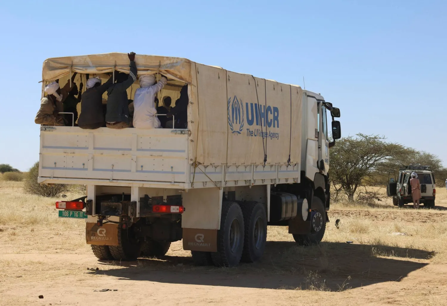 لاجئون سودانيون من الفاشر تنقلهم مفوضية الأمم المتحدة لشؤون اللاجئين من مدينة طينة إلى مخيم تولوم للاجئين (رويترز)